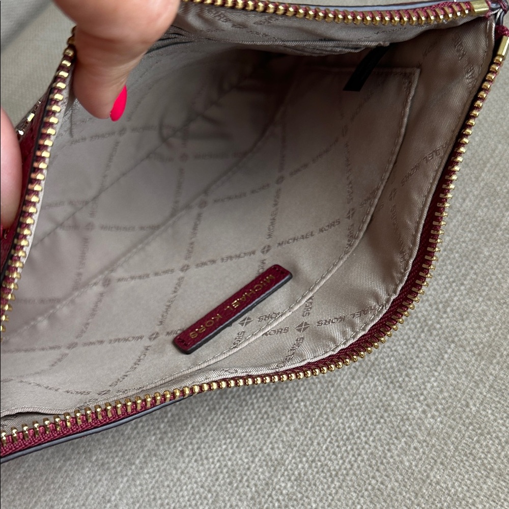 🚩NWOT🚩 Beautiful Michael Kors Burgundy Pebble Leather Studded Wristlet - Picture 8 of 13
